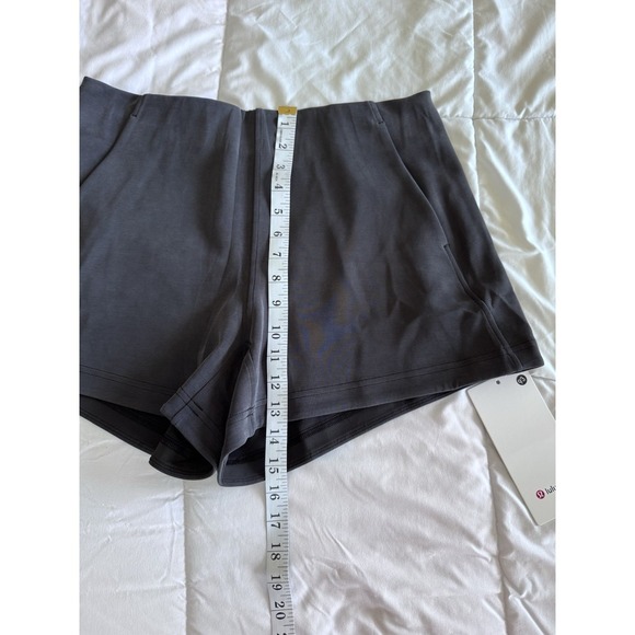 New Lululemon Softstreme Kick Flare Mid Rise Short 4" Size 8 Black Soft NWT - Picture 3 of 10